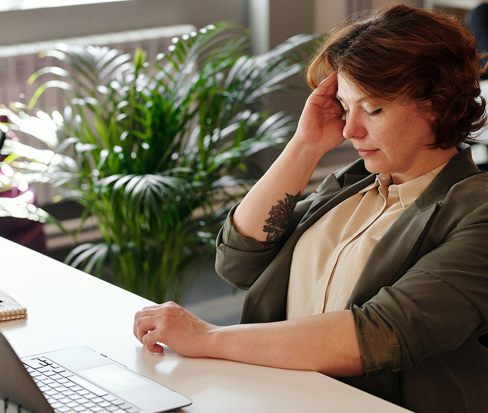 woman with insulin resistance sitting at desk
